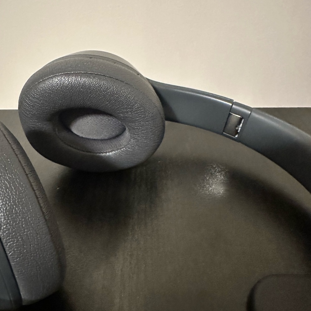 Beats Solo3 Wireless Neighborhood Collection Asphalt Gray READ DESCRIPTION - Picture 4 of 6